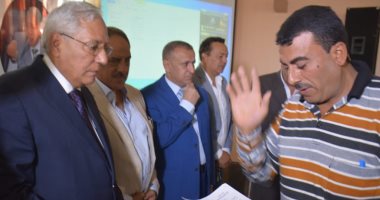 محافظ الدقهلية يوزع 150 عقد تقنين أراضى أملاك الدولة بشربين ودكرنس