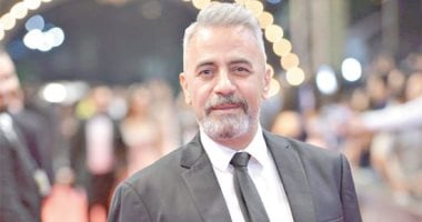 هكذا يظهر صبرى فواز فى فيلم "30 مارس" مع دينا الشربينى