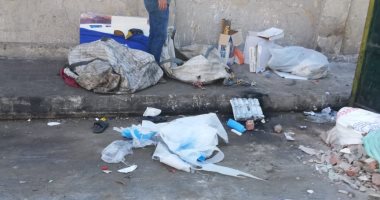 قارئ يشكو من انتشار القمامة بسور نادى سبورتنج بالإسكندرية