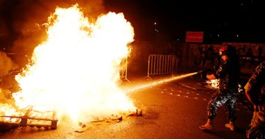 لبنان على صفيح ساخن.. مظاهرات عارمة إحتجاجا على فرض ضرائب جديدة