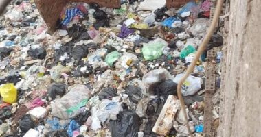 القمامة تحاصر منزل مواطن وتصل لشرفة منزله بشارع فى فاقوس بالشرقية