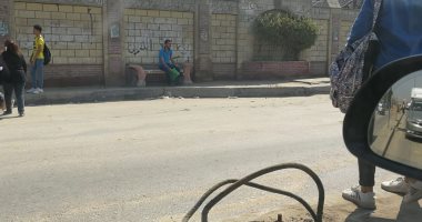 "كارثة فى منطقة مدارس".. كابلات كهرباء مكشوفة بطريق المحلة - طنطا "صور"