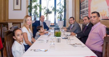 صور.. محافظ الإسكندرية وعمدة باڤوس يزوران أقدم حلوانى يونانى بالإسكندرية