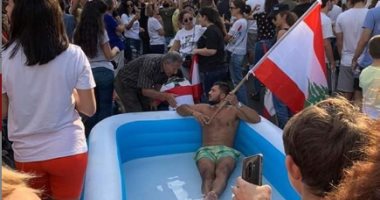 5 مشاهد طريفة من مظاهرات لبنان.. الجوكر والفرح وحمام سباحة فى قلب الميدان
