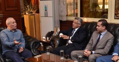 محافظ الأقصر يناقش إعداد المنشآت الصحية للإعتماد لدخول منظومة التأمين الصحى