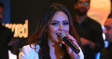 صور.. ياسمين نيازى تحيى حفلا غنائيا فى أحد المعاهد الخاصة