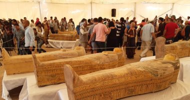 صور.. الأثار تعلن اكتشاف 30 تابوتا خشبيا تعود للأسرة 22 الفرعونية