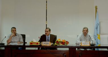 محافظ أسيوط: توفير فرص عمل للشباب وخريجى الجامعات فى فتح فصول محو الامية