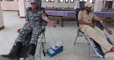 صور.. "يد تحمل السلاح وأخرى تنقذ المرضى".. رجال الشرطة يتبرعون بدمائهم