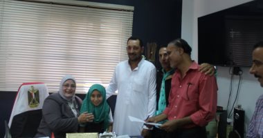 محافظ كفر الشيخ يطمئن على حالة التلميذة هيام ووكيل التعليم تستقبلها بمكتبها