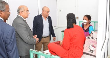 صور.. رئيس جامعة أسيوط يزور الطفلة ضحية عضة الكلب