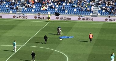 شاهد غرائب وطرائف الدوري الايطالي.. شخص يقتحم مباراة الإنتر بـ"براشوت"