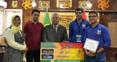 مدير تعليم الإسماعيلية يستقبل طالبين أببتكرا حاوية متعددة الأغراض توفر الأموال لشركات الشحن