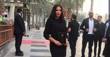 مهرجان القاهرة يكرم منى زكى بجائزة فاتن حمامة فى دورته 42.. والنجمة: أشعر بالفخر