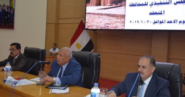 محافظ الوادى الجديد يوجه بسرعة الانتهاء من تطبيق الحد الأدنى بالمصالح الحكومية