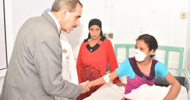 محافظ أسيوط يزور طفلة عقب إجراء عمليات جراحية بعد عقر كلب بوجهها.. صور