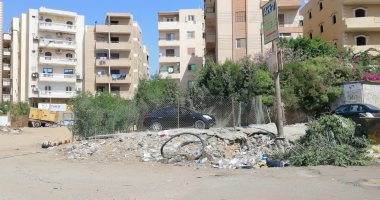 القمامة تغطى كابل كهرباء فوق سطح الأرض بالمجاورة الثالثة بـ6 أكتوبر
