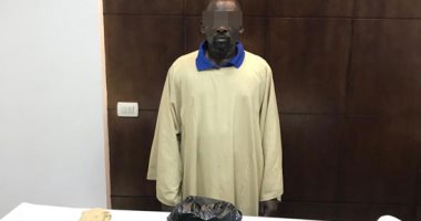 القبض على إفريقي يتاجر فى المخدرات وبحوزته 50 لفافة من البانجو في الجيزة