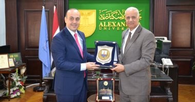 رئيس جامعة الإسكندرية يبحث التعاون العلمى مع عمدة بافوس القبرصية