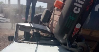 صور.. انقلاب مقطورة "زلط" فوق سيارة بالعاشر من رمضان بمنطقة زيزينا