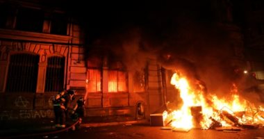 شاهد.. طوارئ فى تشيلى.. فرض حظر التجوال.. والجيش يتحمل مسئولية الأمن بعد مواجهات مع الشرطة.. أعمال عنف ونهب وسرقة وإحراق 78 محطة لمترو الأنفاق وسط احتجاجات على زيادة أسعاره.. وسقوط 3 ضحايا من بين المحتجين