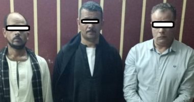 القبض على 3 أشخاص بحوزتهم تمثال أثرى داخل سيارة فى التبين