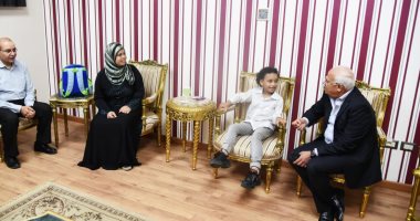 صور.. محافظ بورسعيد يستقبل الطالب يوسف ضاحى ويوجه بعلاجه من ضعف السمع
