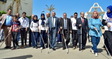 صور.. مسيرة للطلاب المكفوفين بجامعة بنى سويف احتفالا باليوم العالمى للعصا البيضاء