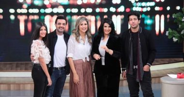 صور.. عمرو محمود ياسين وأسرته فى ضيافة منى الشاذلى فى "معكم"