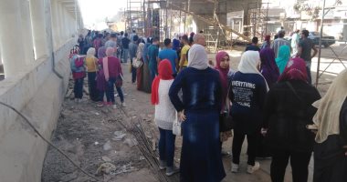 أهالى كفر شكر بالقليوبية يشكون من عدم وجود وسائل مواصلات للقاهرة