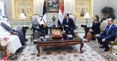 فيديو وصور.. رئيس الوزراء يودّع نظيره الكويتى بمطار القاهرة
