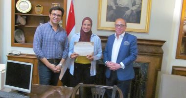 تكريم طالبة بفنون جميلة الزمالك لتفوقها بالبطولة الإفريقية للتجديف