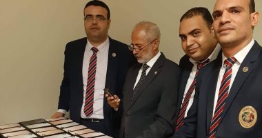 صور.. جمارك مطار القاهرة تحبط محاولة تهريب كمية من الهواتف المحمولة