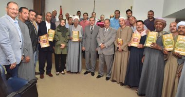 محافظ أسيوط يسلم 11 عقد تقنين لواضعى اليد على أراضى الدولة بـ 5 مراكز