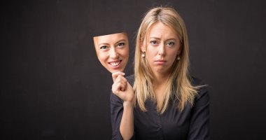 "انا بخير" جملة قد تكون علامة على الإصابة بالاكتئاب المبتسم.. اعرف التفاصيل