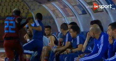 الأوغندى لومالا يعتذر للجهاز الفنى وزملائه فى بيراميدز عن ركل الزجاجة