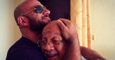 أحمد مكى يرثى والده بآخر صورة جمعتهما: "ستظل فى قلبى"
