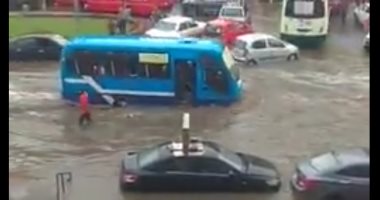 مياه الأمطار تغرق شوارع بمدينة نصر ..صور وفيديو