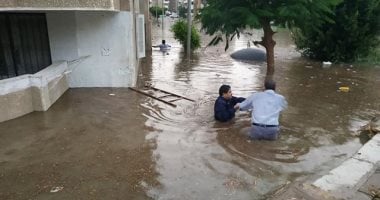 المياه تغرق الشوارع فى العبور .. والأهالى: نحتاج سيارات لشفطها من الطرقات