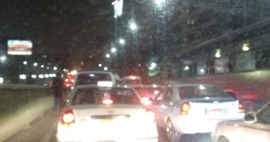 صور.. سيارات لشفط مياه الأمطار من داخل نفق العروبة والثورة