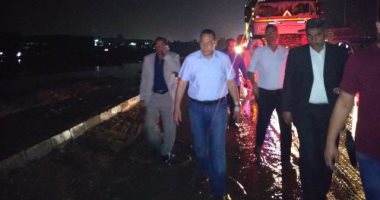 محافظ الشرقية يشرف على أعمال شفط المياه بالعاشر 