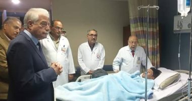 صور .. محافظ جنوب سيناء يطمئن على المصابين فى انقلاب حافلة بطريق سعال