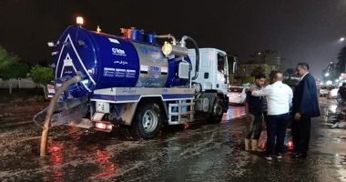صور.. الانتهاء من شفط مياه الأمطار بعدة شوارع فى مدينة نصر 