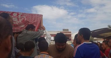 تشييع جثمان الطفلة مروة "ضحية الصعق بالكهرباء" فى العاشر من رمضان ..صور