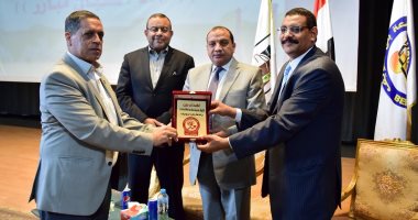 رئيس جامعة بنى سويف يشهد حفل تخرج الدفعة الثالثة بكلية السياسة والاقتصاد