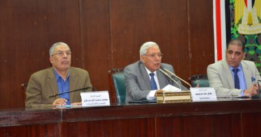 محافظ الدقهلية للعاملين: إعادة هيكلة إدارات الديوان العام لتحسين الأداء
