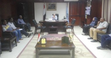 رئيس مدينة إسنا بالأقصر يناقش مشكلات المواطنين ويؤكد على سرعة تركيب الكابلات الأرضية