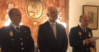 سفير إسبانيا فى القاهرة يمنح وساما لشرطى إسبانى لإنقاذه سيدة مصرية من الغرق