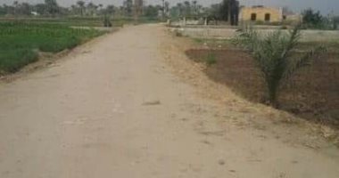 أهالى قرية السلسلة بمركز بنى مزار فى المنيا يطالبون برصف الطريق