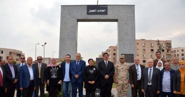 صور.. زوجة الشهيد عادل رجائى فى الذكرى الثالثة لرحيله: كل يوم فى موعد عودته من العمل بحس أنه بيفتح باب البيت.. وتؤكد: القوات المسلحة لا تنسى أبناءها.. والمحافظة تكرمه وتطلق اسمه على مدرسة بالعبور